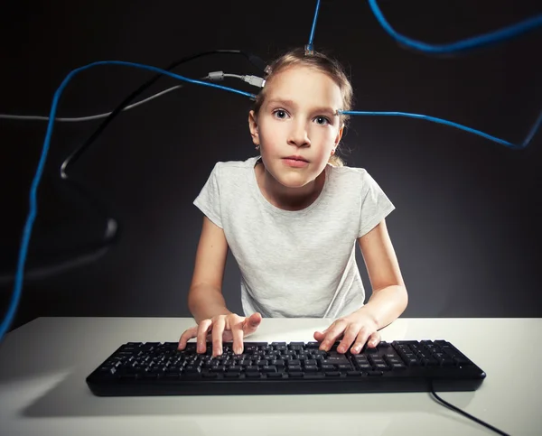 Criança olhando para um computador — Fotografia de Stock