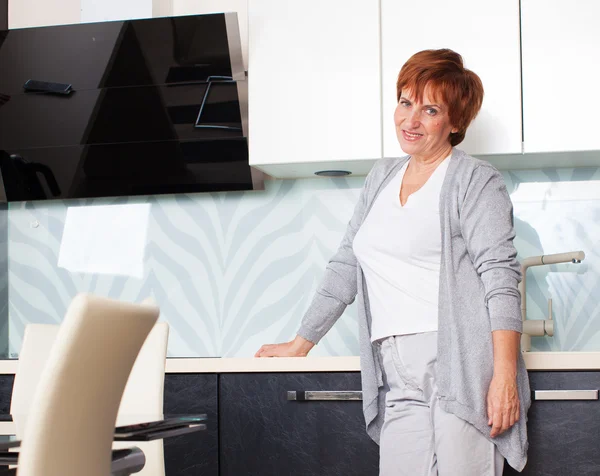 Felice donna adulta in cucina — Foto Stock