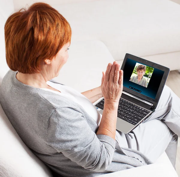 Vrouw praten met haar moeder op de computer — Stockfoto