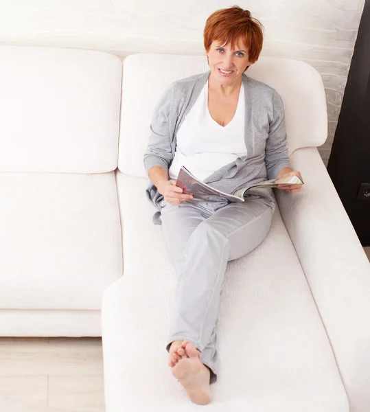 Vrouw lezen tijdschrift — Stockfoto