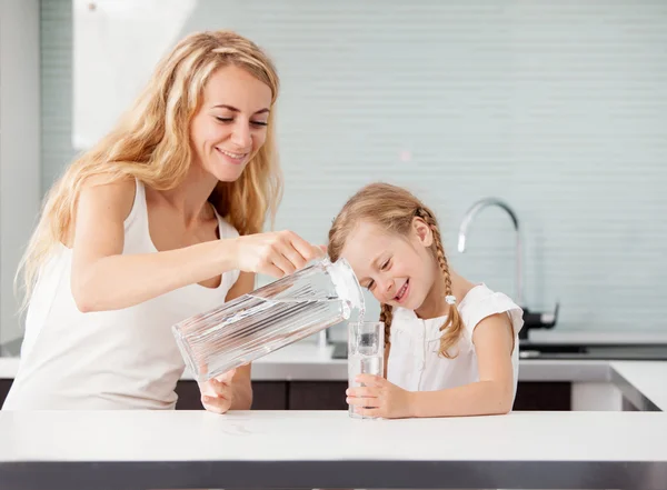 Enfant avec mère eau potable — Photo