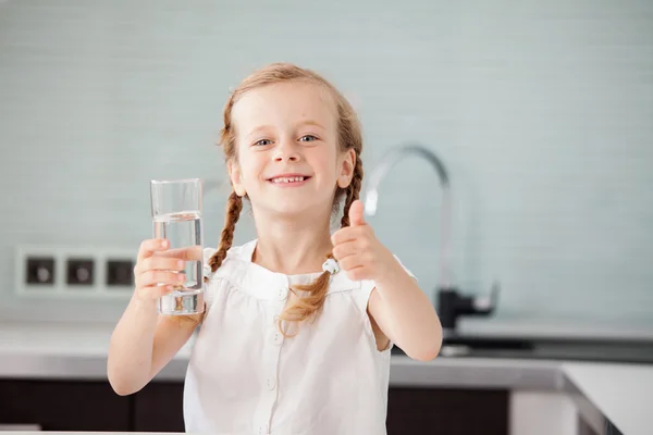 Παιδί πόσιμου νερού στο σπίτι — Φωτογραφία Αρχείου