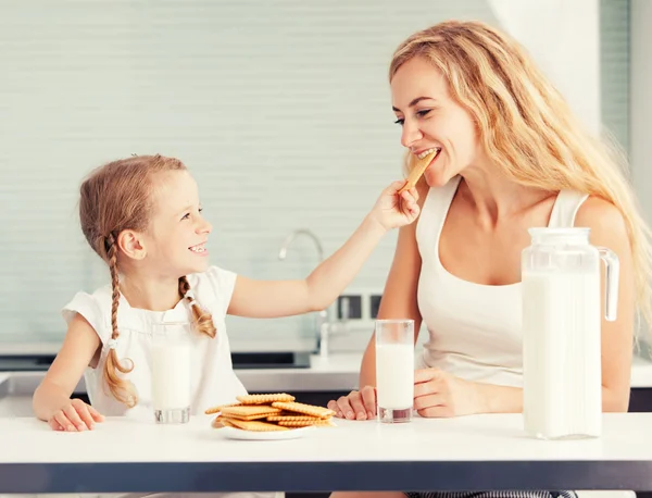 Gyermek anyja fogyasztói tej — Stock Fotó