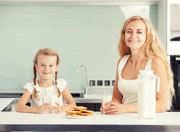 Child with mother drinking milk — Stock Photo, Image
