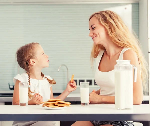 Child with mother drinking milk — Stock Photo, Image