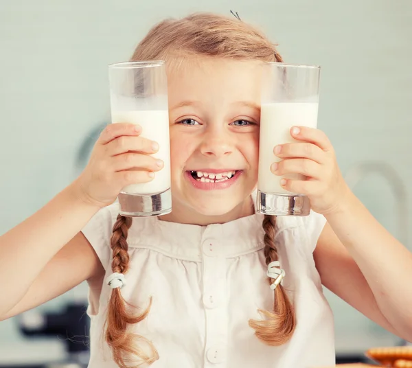 Kind trinkt Milch zu Hause — Stockfoto