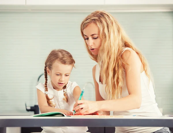 Rodzic uczy dziecko do pisania — Zdjęcie stockowe