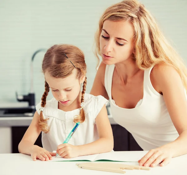 Parent teaches a child to write — Stock Photo, Image