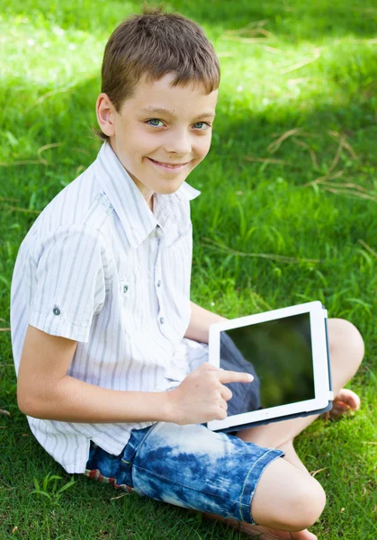 Menino com tablet — Fotografia de Stock