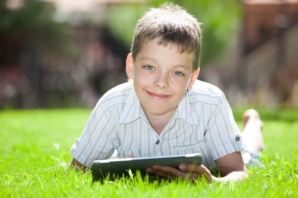 Chlapec s tabletem — Stock fotografie