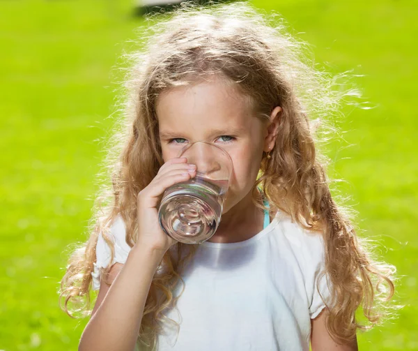 Bambino acqua potabile — Foto Stock