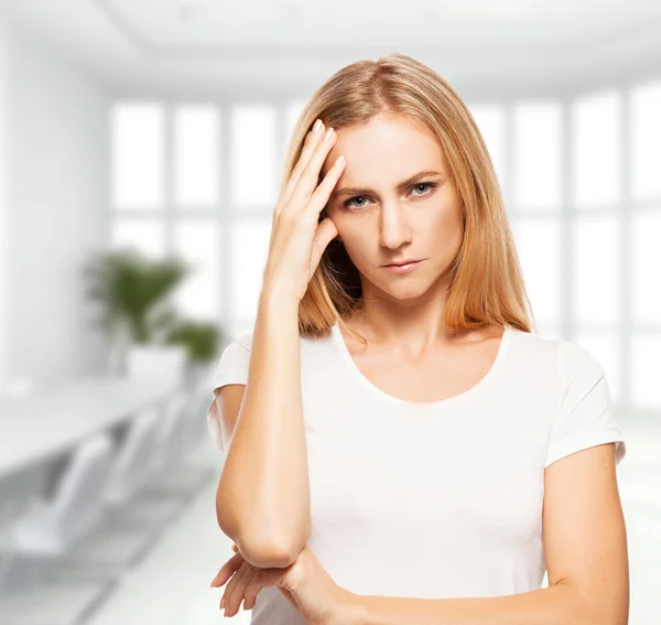 Traurige Frau im Büro — Stockfoto