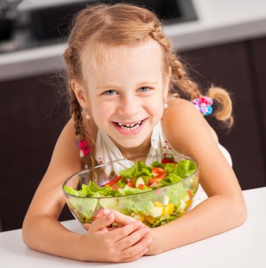 sebze salatası yiyen küçük kız