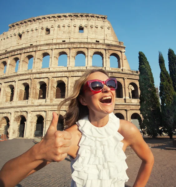 Donna sullo sfondo del Colosseo — Foto Stock