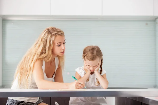 Le parent aide l'enfant à faire ses devoirs — Photo