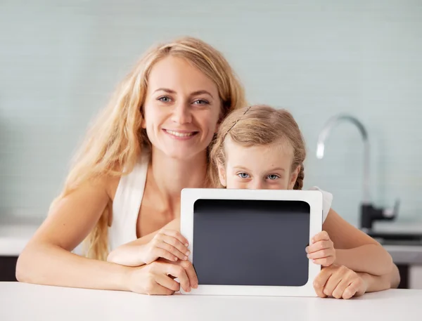 Female and child with a tablet — Stock Photo, Image