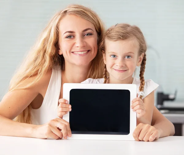 Femme et enfant avec un comprimé — Photo