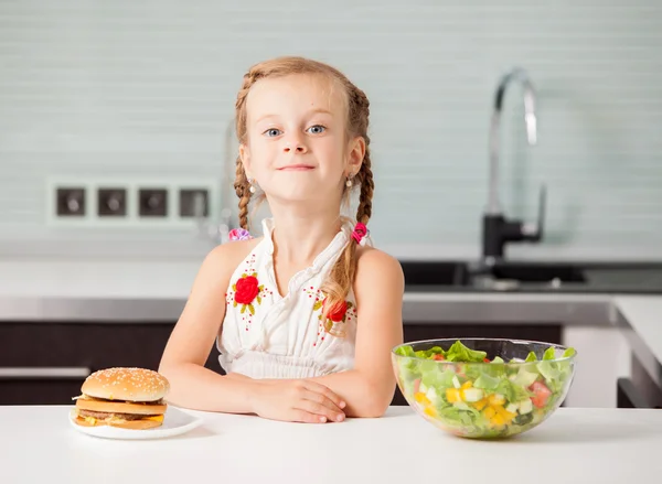 Barnet väljer mellan en sund och osund mat — Stockfoto