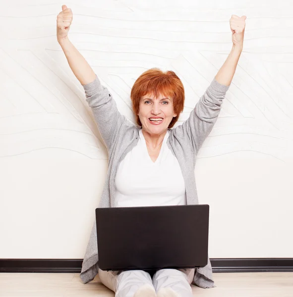 Woman sitting on floor with laptop — Stock Photo, Image