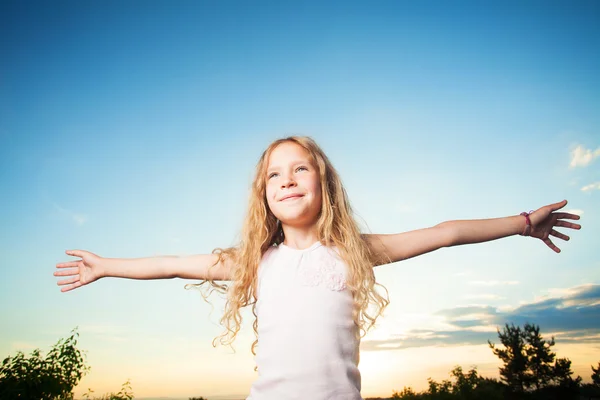 Bambino con le braccia tese — Foto Stock