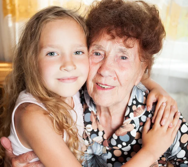 Oudere vrouw met grote-kleinkind — Stockfoto