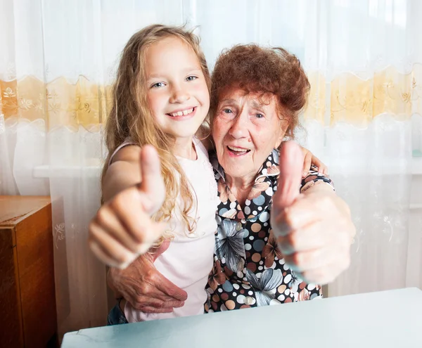 Mulher idosa com bisneto — Fotografia de Stock