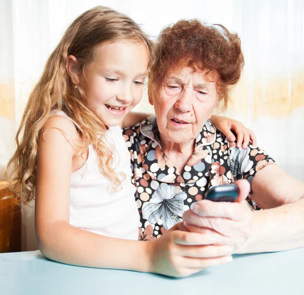 Oudere vrouw met grote-kleinkind — Stockfoto