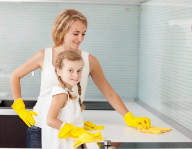 Anne ile çocuk çamaşır mutfak