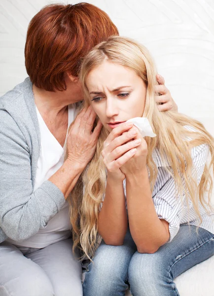 Moeder kalmeert huilende dochter — Stockfoto