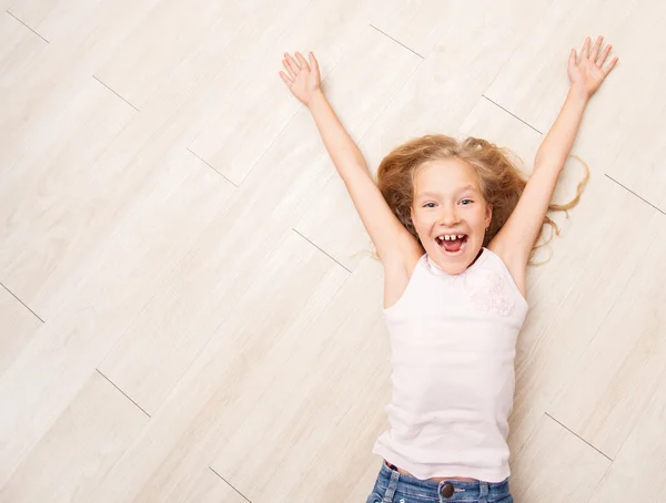 Ragazza sdraiata sul riscaldamento a pavimento — Foto Stock