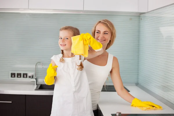 Madre con el niño lavando cocina —  Fotos de Stock