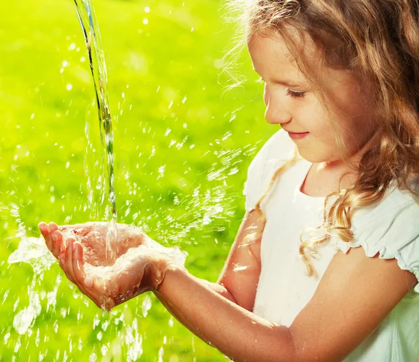 Strömung sauberen Wassers in Kinderhände — Stockfoto