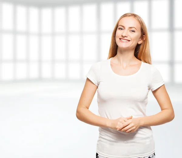 Joven sonriente hembra en habitación vacía — Foto de Stock