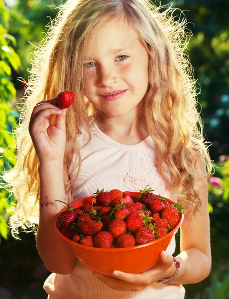 Child with strawberry — Stock Photo, Image