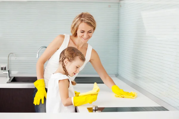Matka s dítětem mytí kuchyní — Stock fotografie