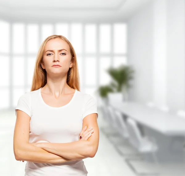 Seriös affärskvinna på kontoret — Stockfoto