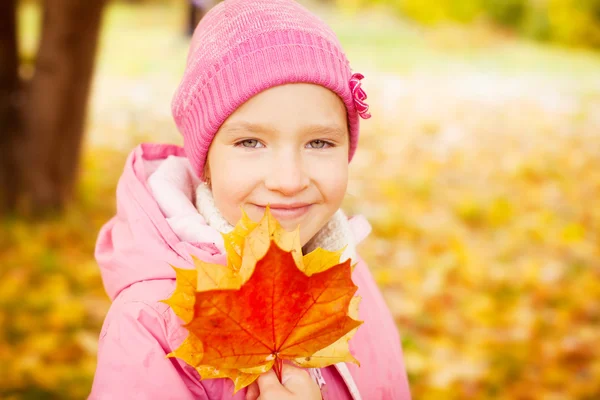 Chica en otoño — Foto de Stock