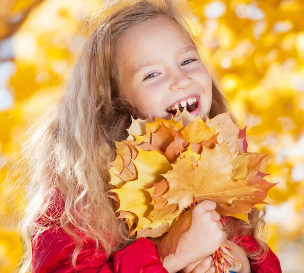 Chica en otoño — Foto de Stock