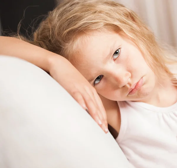 Menina triste em casa — Fotografia de Stock