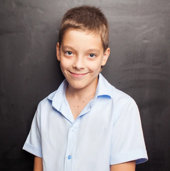 Ragazzo vicino alla lavagna — Foto Stock