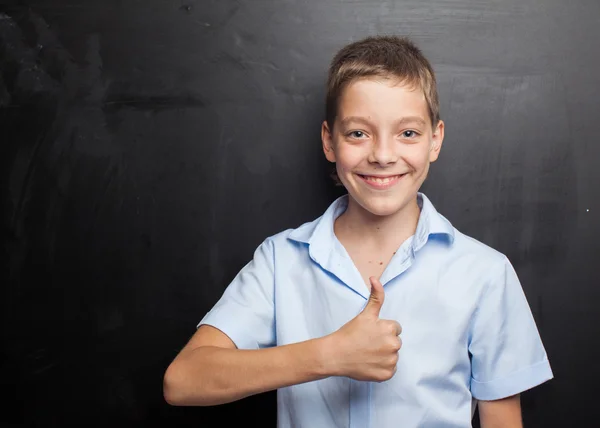 Jongen in de buurt van blackboard — Stockfoto