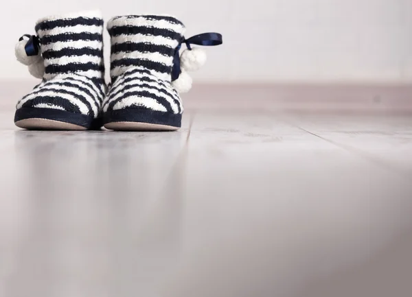 Pantofole calde sul pavimento di sfondo — Foto Stock