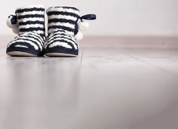 Zapatillas calientes en el suelo de fondo — Foto de Stock