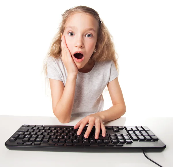 孩子看着一台电脑 — 图库照片