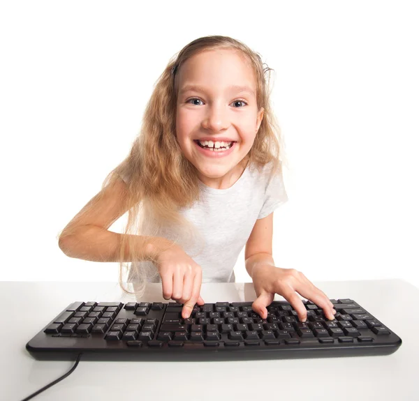 Kind op zoek naar een computer — Stockfoto