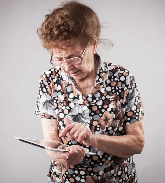 Öregasszony kezében egy tabletta a kezében — Stock Fotó
