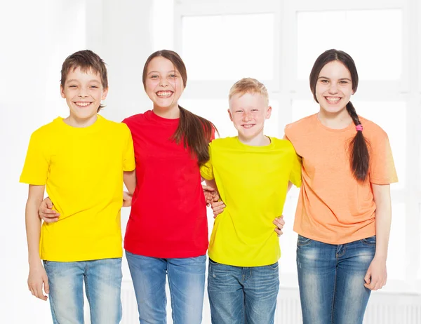 Gruppo felice bambini a scuola — Foto Stock