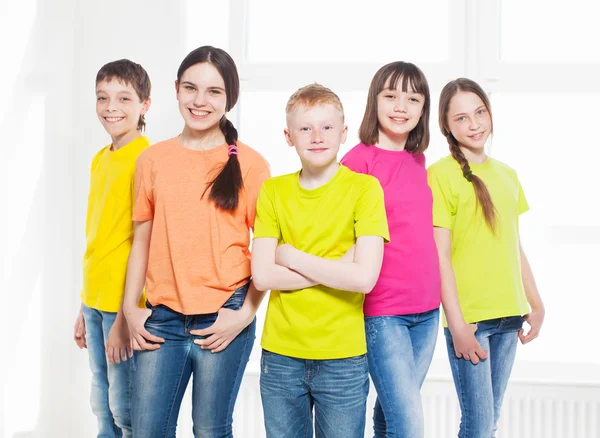 Grupo feliz crianças na escola — Fotografia de Stock