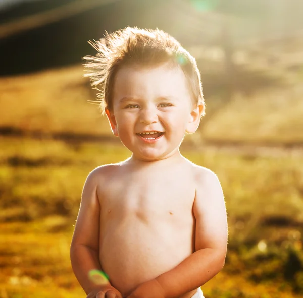 Glückliches Baby bei Sonnenuntergang — Stockfoto