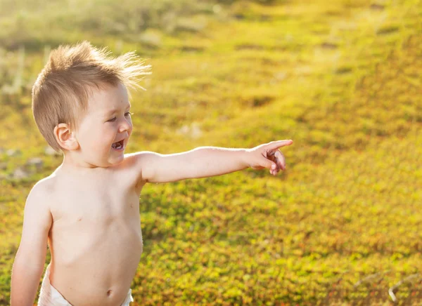 Happy baby vid solnedgången — Stockfoto